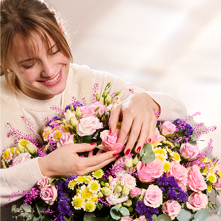 Bunte Blumensträuße in Vasen