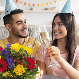 Geburtstagsstrauß mit Geschenk und Karte