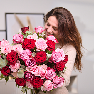 Hochwertiger Premiumstrauß mit Rosen in einer Vase