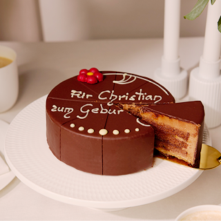 Torte mit frischer Dekoration