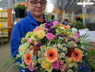 Ein fertig gebundener Blumenstrauß in leuchtenden Farben