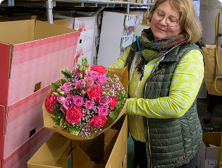 Sicherer Versand: Blumenstrauß wird für den Transport verpackt