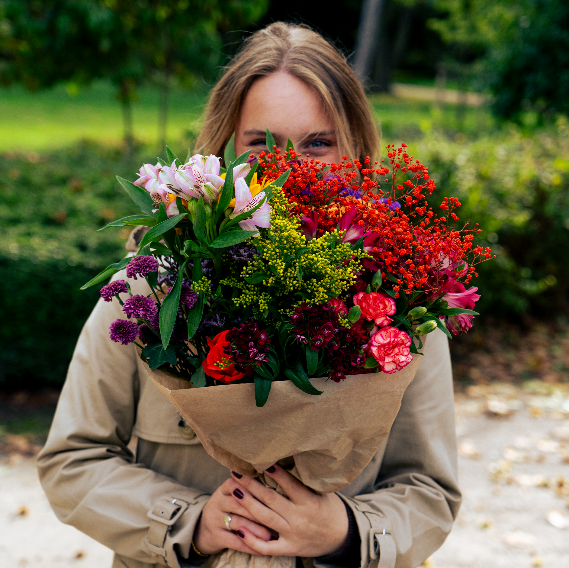 Blumenstrauß wird überreicht
