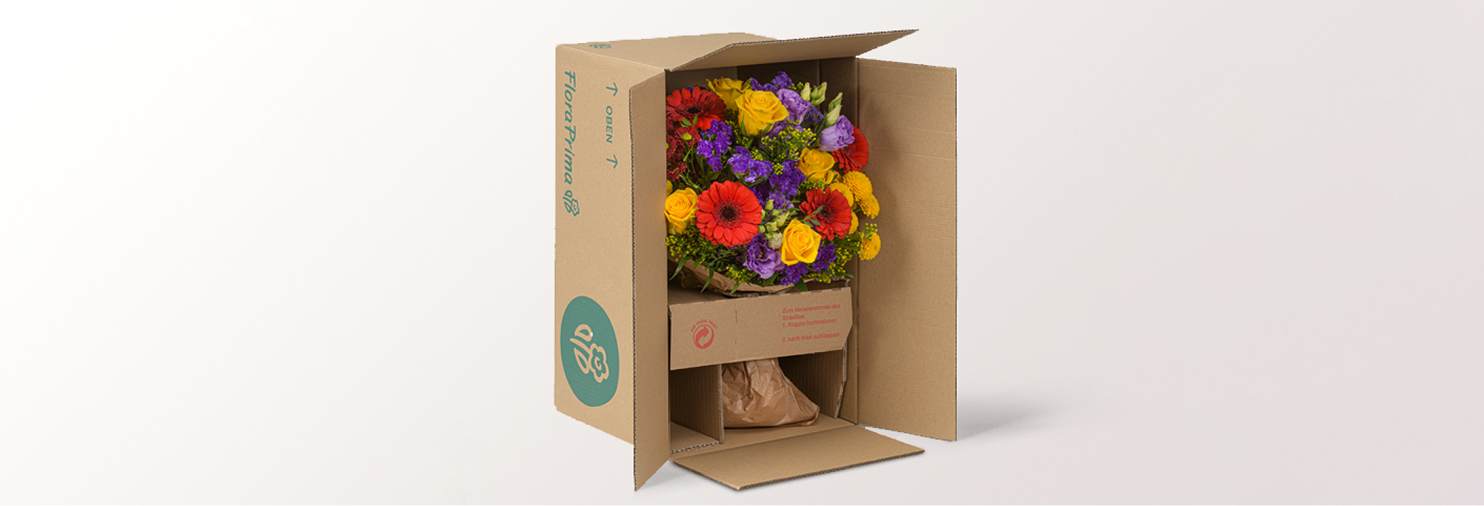 Versandverpackung mit frischem, buntem Blumenstrauß – sicher fixiert für den Transport