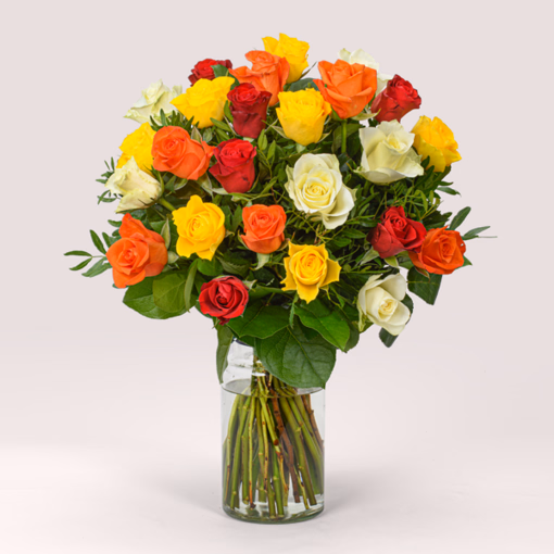 Bunter Rosenstrauß mit Vase