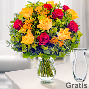 frisch gebunden Rosenstrauß Rubin mit Vase