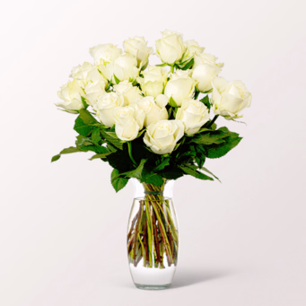 20 weiße Fairtrade Rosen im Bund mit Vase & Ballon-Stecker