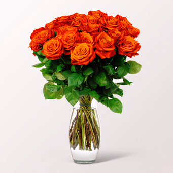 Orange Fairtrade Rosen im Bund mit Vase & Ballon-Stecker