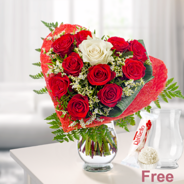 freshly tied Rose Bouquet Romeo with vase & Ferrero Raffaello