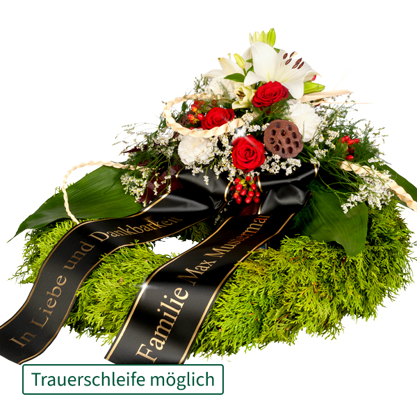 Trauerkranz mit roten Rosen und weißen Lilien