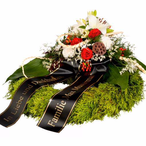 Trauerkranz mit roten Rosen und weißen Lilien