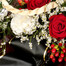 Trauerkranz mit roten Rosen und weißen Lilien