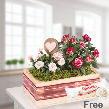Hearty greetings in a wooden box with Ferrero Raffaello Hearty greetings in a wooden box with Ferrero Raffaello