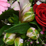 Blumenstrauß „Beste Mama“ mit Vase & Ferrero Giotto 3er