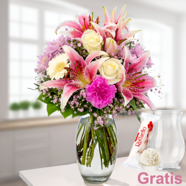 frisch gebunden Blumenstrauß Mama Mia mit Vase & Ferrero Raffaello