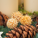 Cremefarbener Adventskranz (Ø 30 cm) mit 2 Ferrero Rocher