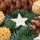 Cremefarbener Adventskranz (Ø 30 cm) mit 2 Ferrero Rocher