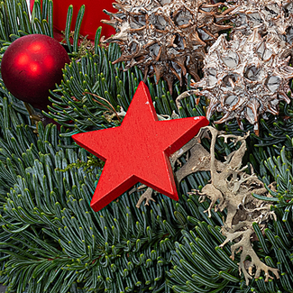 Roter Adventskranz (Ø 30 cm) mit Ferrero Giotto 3er