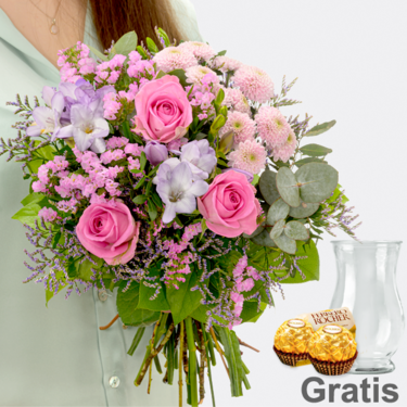 frisch gebunden Blumenstrauß Zauberhaft mit Vase & 2 Ferrero Rocher
