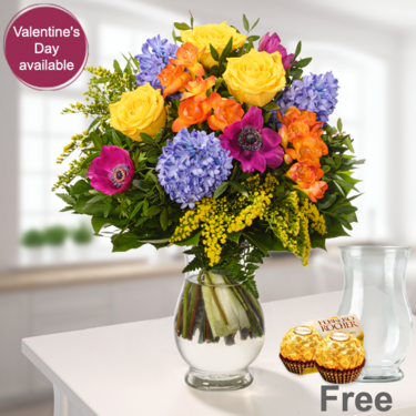 freshly tied Flower Bouquet Farbenfreude with vase & 2 Ferrero Rocher