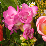 Premiumstrauß Blumenfreude mit Premiumvase & Ferrero Giotto 3er