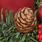 Bordeauxfarbener Adventskranz (Ø 30 cm) mit 2 Ferrero Rocher