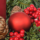 Bordeauxfarbener Adventskranz (Ø 30 cm) mit 2 Ferrero Rocher