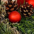 Rotes längliches Adventsgesteck mit 2 Ferrero Rocher