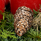 Rotes längliches Adventsgesteck mit 2 Ferrero Rocher