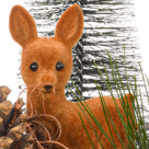 Rotes Adventsgesteck im Holzkasten