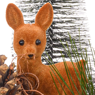 Rotes Gesteck im Holzkasten mit Ferrero Giotto 3er