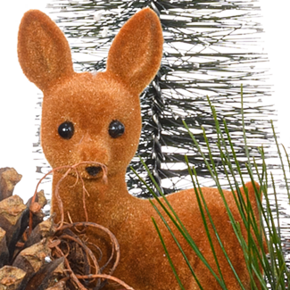 Rotes Gesteck im Holzkasten mit Ferrero Giotto 3er