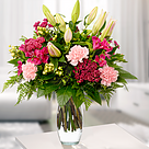 Blumenstrauß Blütenfreude mit Vase & 2 Ferrero Rocher
