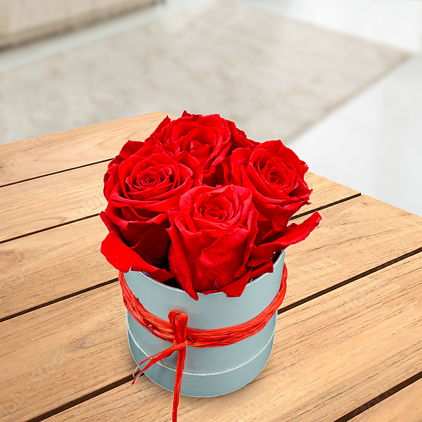 4 red roses in a hat box