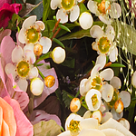 Premium Bouquet Meisterwerk with premium vase & 2 Ferrero Rocher