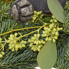 Anthrazitfarbener Adventskranz (Ø 30 cm) mit 2 Ferrero Rocher