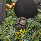 Anthrazitfarbener Adventskranz (Ø 30 cm) mit 2 Ferrero Rocher