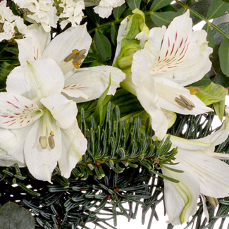 Premium Bouquet Winterliebe with Premium Vase & 3 Ferrero Giotto