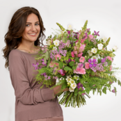 Premiumstrauß Helena mit Premiumvase & Ferrero Giotto 3er