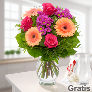 frisch gebunden Blumenstrauß Sommerliebe mit Vase & Ferrero Raffaello