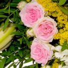 Premiumstrauß Sommerschönheit mit Premiumvase & Ferrero Raffaello