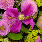 Premiumstrauß Blumensymphonie mit Premiumvase & Ferrero Raffaello