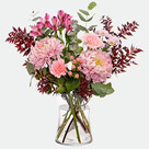 Liebliche Größe mit Vase