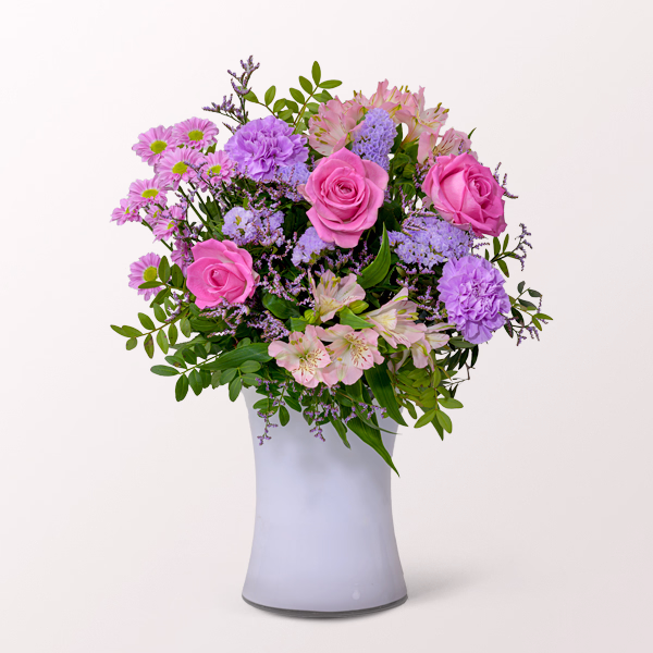 Liebliche Größe mit Vase