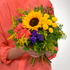 Liebliche Größe mit Vase