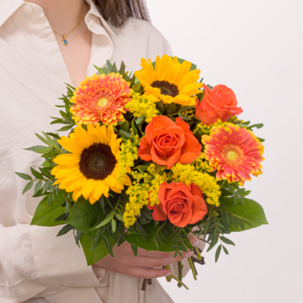 Blumenstrauß Sonnenbad mit Vase & Ferrero Giotto 3er