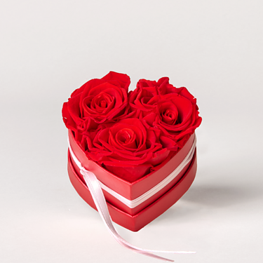 3 rote haltbare Rosen in herzförmiger Schachtel