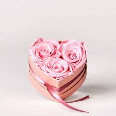 3 rosa haltbare Rosen in herzförmiger Schachtel
