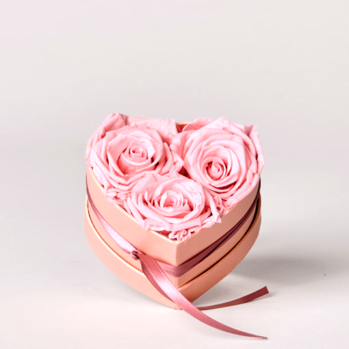 3 rosa haltbare Rosen in herzförmiger Schachtel