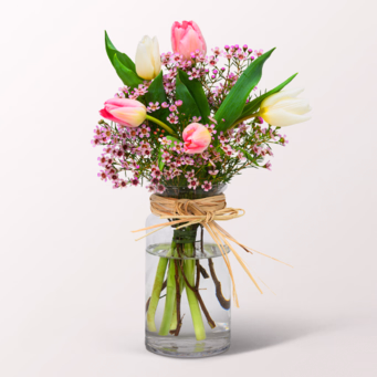 Arrangement Frühlingskuss with 3 Ferrero Giotto